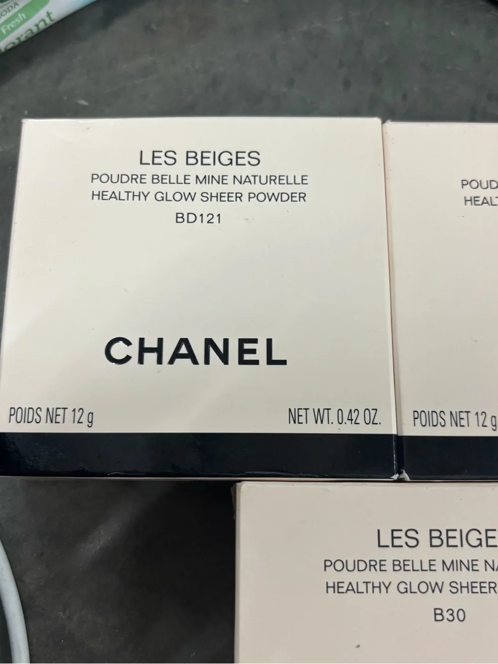 CHANEL Les Beiges Sheer Powder Trio in Beige/Cream Packaging